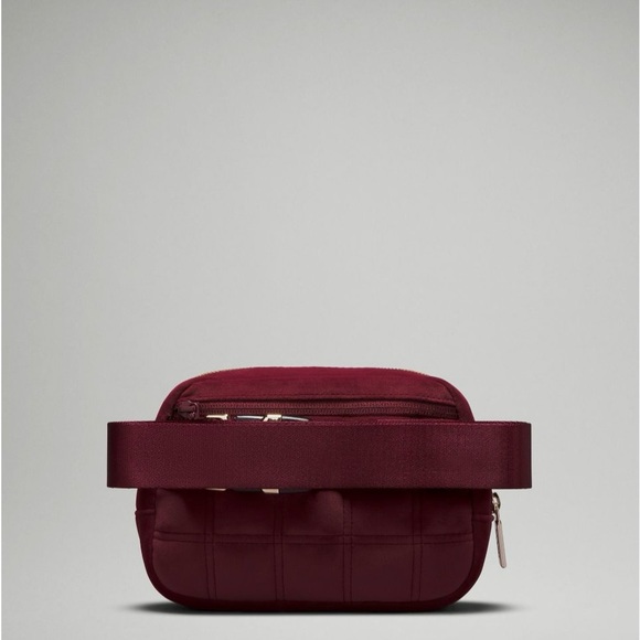 LULULEMON 1L QUILTED VELOUR BELT/CROSSBODY BAG IN WINE BERRY - Picture 2 of 10